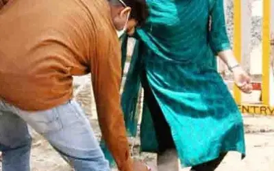 महिला तहसीलदार ने सैनिटाइज कराया ड्राइवर से जूता