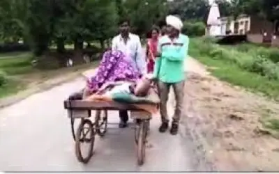 एंबुलेंस नहीं मिली तो बेटे ने पिता को ठेले से छह किलोमीटर दूर अस्पताल पहुंचाया