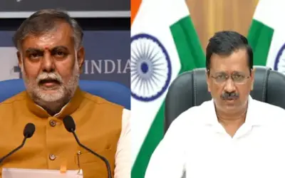 केजरीवाल पर तिरंगे के अपमान का आरोप