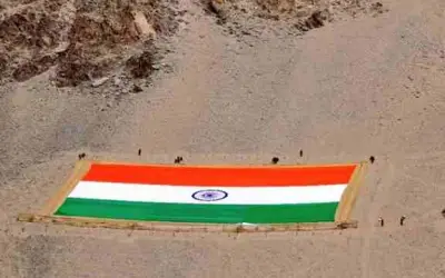 गांधी जयंती पर दुनिया का सबसे बड़ा खादी राष्ट्रीय ध्वज लेह में लहराया