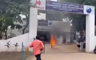 मेल-मिलाप से जब पत्नी ने किया इनकार तो पति ने पुलिस स्टेशन के सामने खुद को लगाई आग