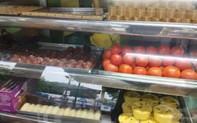 मिठाई की दुकान में बिक रहा है टमाटर