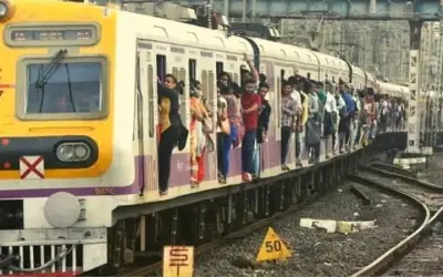 तकनीकी खामियों के चलते लड़खड़ाए मुंबई की लोकल सेवा