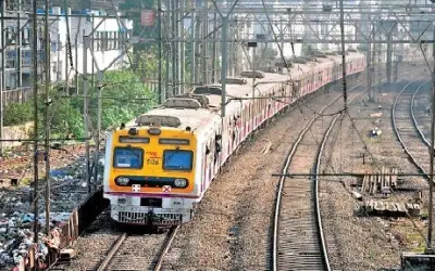 चलती ट्रेन से पति ने पत्नी को फेंका !