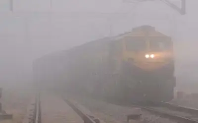 कोहरे की वजह से 500 से ज्यादा ट्रेनें रद्द
