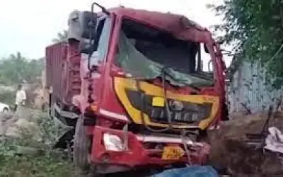 तेज रफ्तार ट्रक चाय की दुकान में घुसा, पांच लोगों की मौत