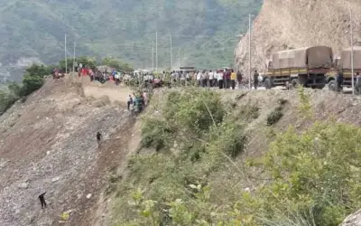 उत्तराखंड में गहरे खाई में बस गिरने से 13 यात्रियों की मौत, कई घायल