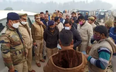 यूपी में शराब माफिया ने पुलिस की पीट-पीटकट हत्या की