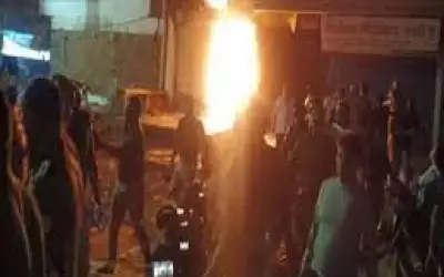 बेटी ने जान दी तो मायके वालों ने ससुराल में आग लगाई, सास ससुर की मौत