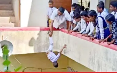 निजी स्कूल के प्रिंसिपल ने बच्चे को बिल्डिंग से उल्टा लटकाया