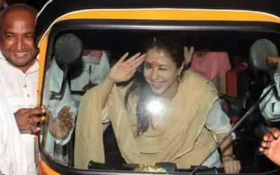 उर्मिला ने ऑटो चलाकर किया चुनाव प्रचार