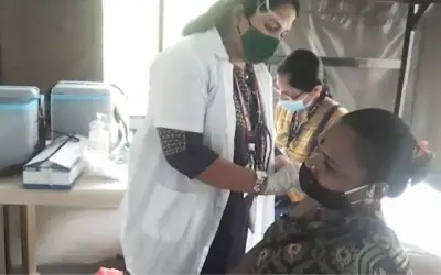 मुंबई में आदिवासियों को दिया गया वैक्सीनेशन