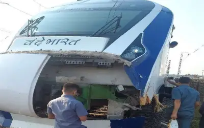 मवेशी के टकराने के बाद वंदे भारत ट्रेन का हुआ नुक़सान