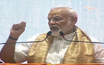 वाराणसी में मोदी ने पान खानेवालों और बस की सीट फाड़नेवालों पर पर साधा निशाना