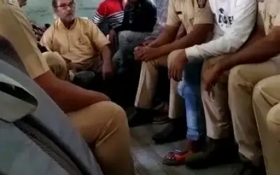 पुलिस पर कैदी ने थूका तो वैन में हुई जमकर पिटाई !