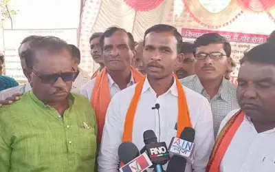 बिजली कटौती से परेशान किसान ने दी आत्मदाह की धमकी