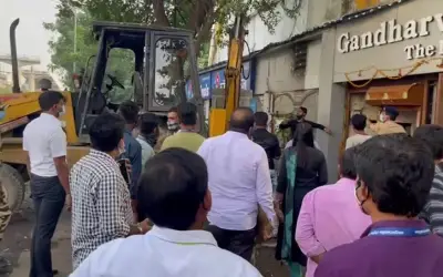 बार में बने गुप्त तहखाने में छुपी थीं 15 लड़कियां, जानें मामला 