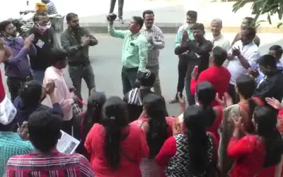 निजीकरण के खिलाफ बैंक कर्मियों की हड़ताल, कामकाज ठप्प, ग्राहक हुए परेशान