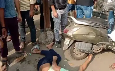 सड़क हादसे में 2 घायल, मरी मानवता