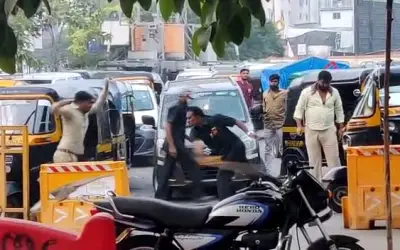 Fight between security guard and rickshaw driver at CNG pump-in24news