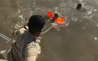गेटवे ऑफ़ इंडिया के करीब समुद्र में डूब रही महिला को बचाया गया