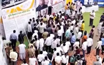 कांग्रेस नेता अशोक चव्हाण के कार्यक्रम में जमकर उड़ी कोरोना नियमों की धज्जियां