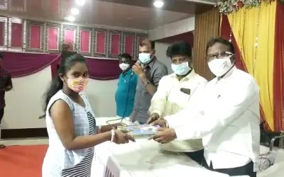 विश्वकर्मा चेरिटेबल ट्रस्ट द्वारा मुफ्त बुक वितरण समारोह
