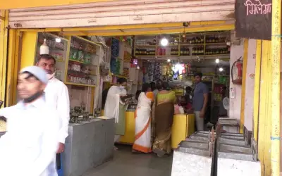 दुकानों पर शराब की बिक्री, पक्ष बता रहा फायदा, विपक्ष ने गिनाई खामियां