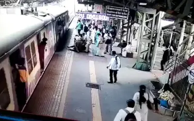 रेल यात्री ने की लापरवाही, जान पर बन आई बात