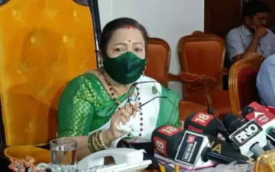 गुजरात के चिड़िया घर में पेंग्विन, किशोरी पेडणेकर ने साधा बीजेपी पर निशाना