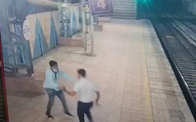 कांदिवली रेलवे स्टेशन में पुलिस जवानों ने दौड़ कर पकड़ा मोबाइल स्नेचर को