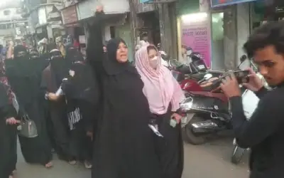महाराष्ट्र में भी दिखने लगा हिजाब विवाद का असर, AIMIM और SP पार्टियां समर्थन में उतरीं