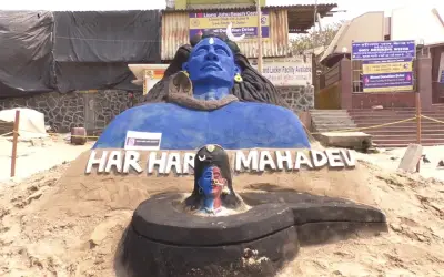 मुंबई के जुहू बीच पर उकेरी बाबा भोलेनाथ की मूर्ति