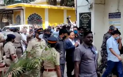 नारायण राणे और नितेश राणे पहुंचे मालवणी पुलिस स्टेशन
