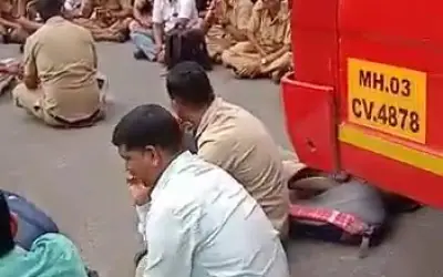 विभिन्न मांगों को लेकर मुंबई के वडाला डेपो में बेस्ट कर्मचारियों की हड़ताल