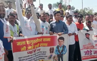निर्दलीय विधायक रवि राणा के खिलाफ प्रहार जनशक्ति पार्टी का जूते मारो आंदोलन