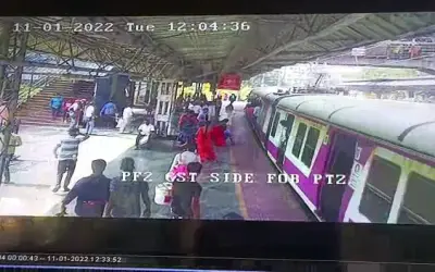 आरपीएफ जवानों की सतर्कता से बची महिला और बच्चे की जान