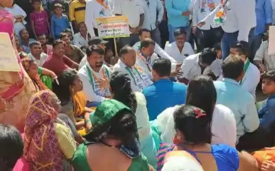 पुल के निर्माण को लेकर उल्हासनगर में एनसीपी कार्यकर्ताओं का आंदोलन