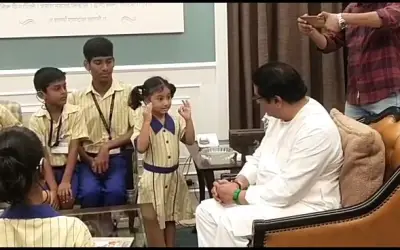 राज ठाकरे ने की मूक बधिर बच्चों से मुलाकात