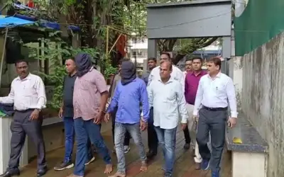 फिल्म पुष्पा के अंदाज में कर रहे थे तस्करी, पुलिस ने गाड़ी की हेडलाइट और साइड इंडिकेटर से बरामद किया 61 किलो गांजा