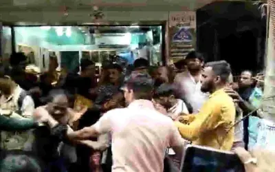 बच्चा चोर समझकर भीड़ ने की होटल कर्मचारी की बेरहमी से पिटाई