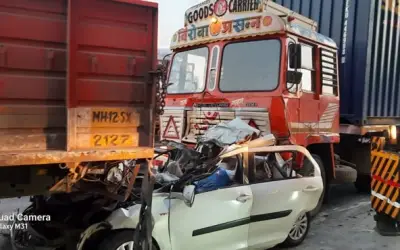 मुंबई-पुणे हाइवे पर सड़क हादसा, 4 की मौत, 8 घायल