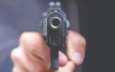 बंदूक की नोक पर बेटे ने मां से मांगे एक लाख रुपए, पहुंचा हवालात