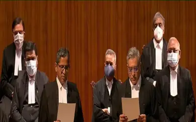इतिहास में पहली बार एक साथ 9 जजों ने ली शपथ