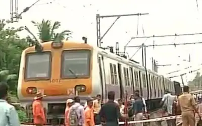 मुंबई में लोकल ट्रेन के 4 डिब्बे पटरी से उतरे, पांच लोग घायल
