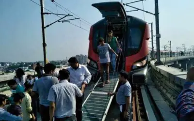 मेट्रो ने रोकी यात्रियों की दिनचर्या 