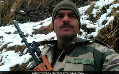 वायरल हो रही तेज बहादुर की तस्वीर नहीं CRPF जवान की है