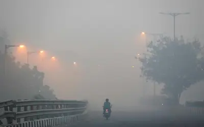 दिल्ली में जहरीली कोहरे का कहर, स्कूलों में हो सकती है छुट्टी 