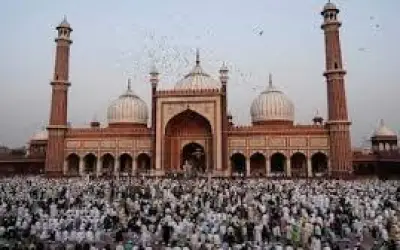 मुंबई में ईद उल फितर की धूम, मस्जिदों में उमड़ी नमाजियों की भीड़