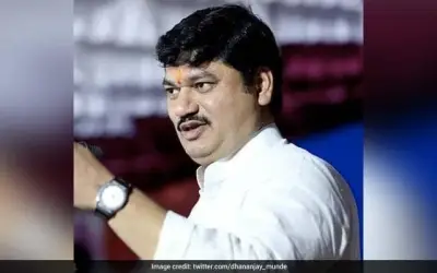 धनंजय मुंडे : सुबह अजित पवार के साथ शाम को शरद पवार के साथ